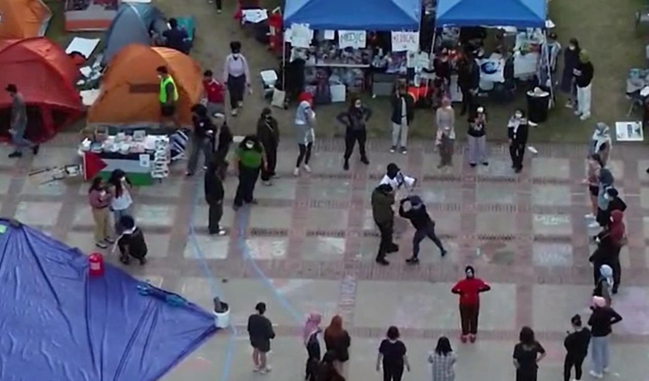 空拍机画面显示，在洛杉矶加州大学(UCLA)校园内发动抗议活动的学生，在与警方冲突之前曾接受类似圣战士近身搏击的演练。图／撷取自X平台
