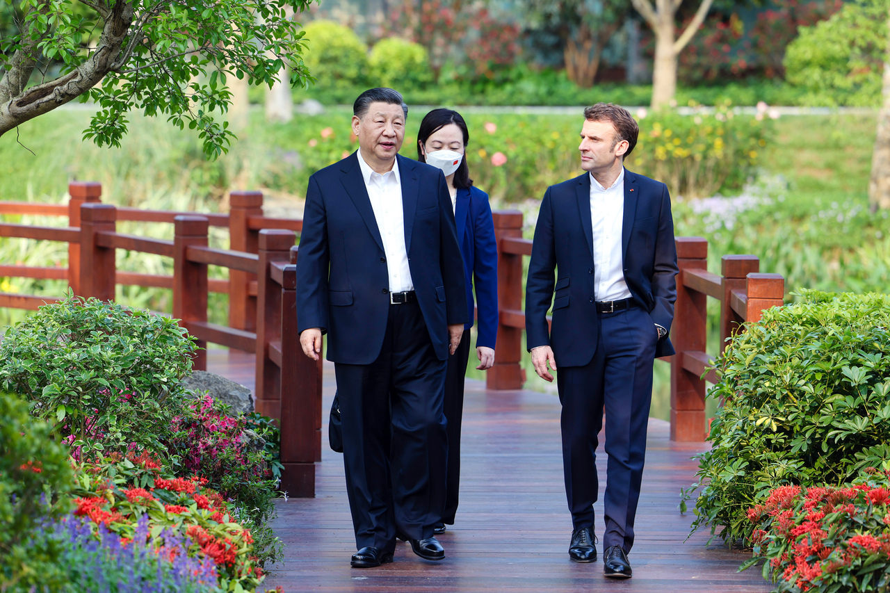 国国家主席习近平（左）5日出访法国，据报导，法国总统马克宏（右）计划在「第二故乡」庇里牛斯山区接待习近平。图为2023年4月双方在广州市松园会晤。（新华社）