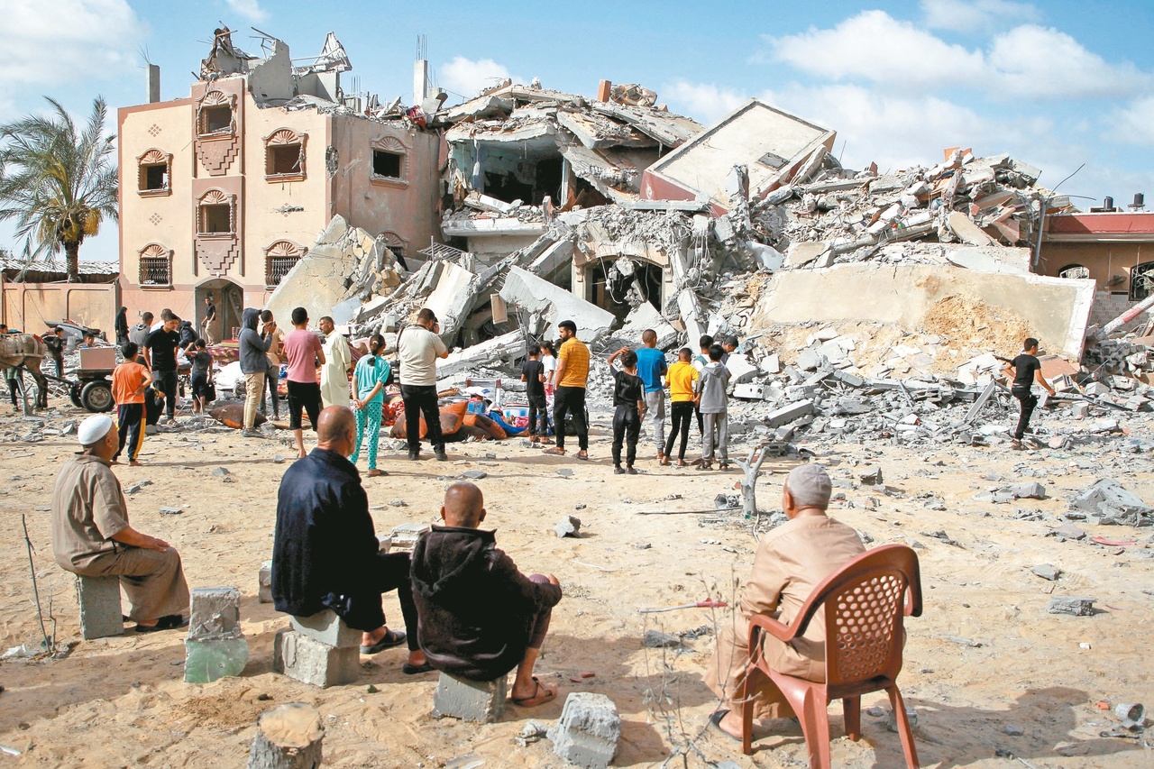 图为5日拉法一处遭以军空袭后的建筑废墟。（路透）