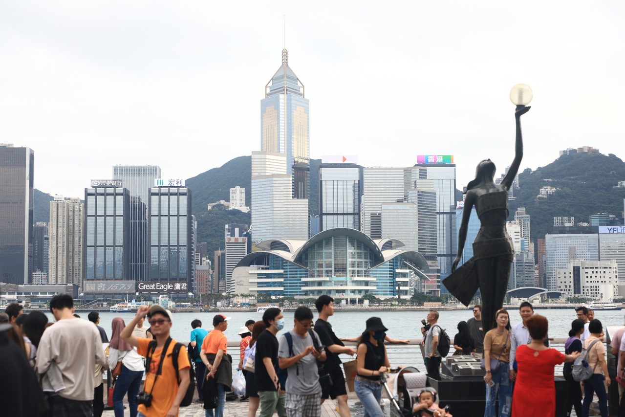 根据汇丰调查发现，六成内地富豪亚洲首选居港，高过排第二位及第三位的新加坡及韩国首尔；图为尖沙咀海滨。（中通社）