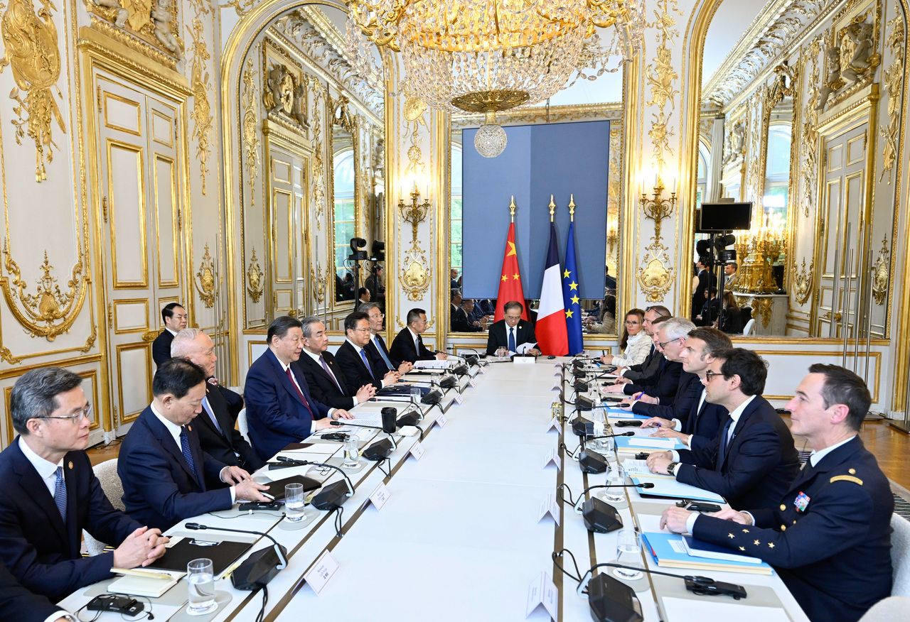中国国家主席习近平到法国访问，其他人都用白色玻璃杯，唯独习近平自带黑色杯子。（新华社）