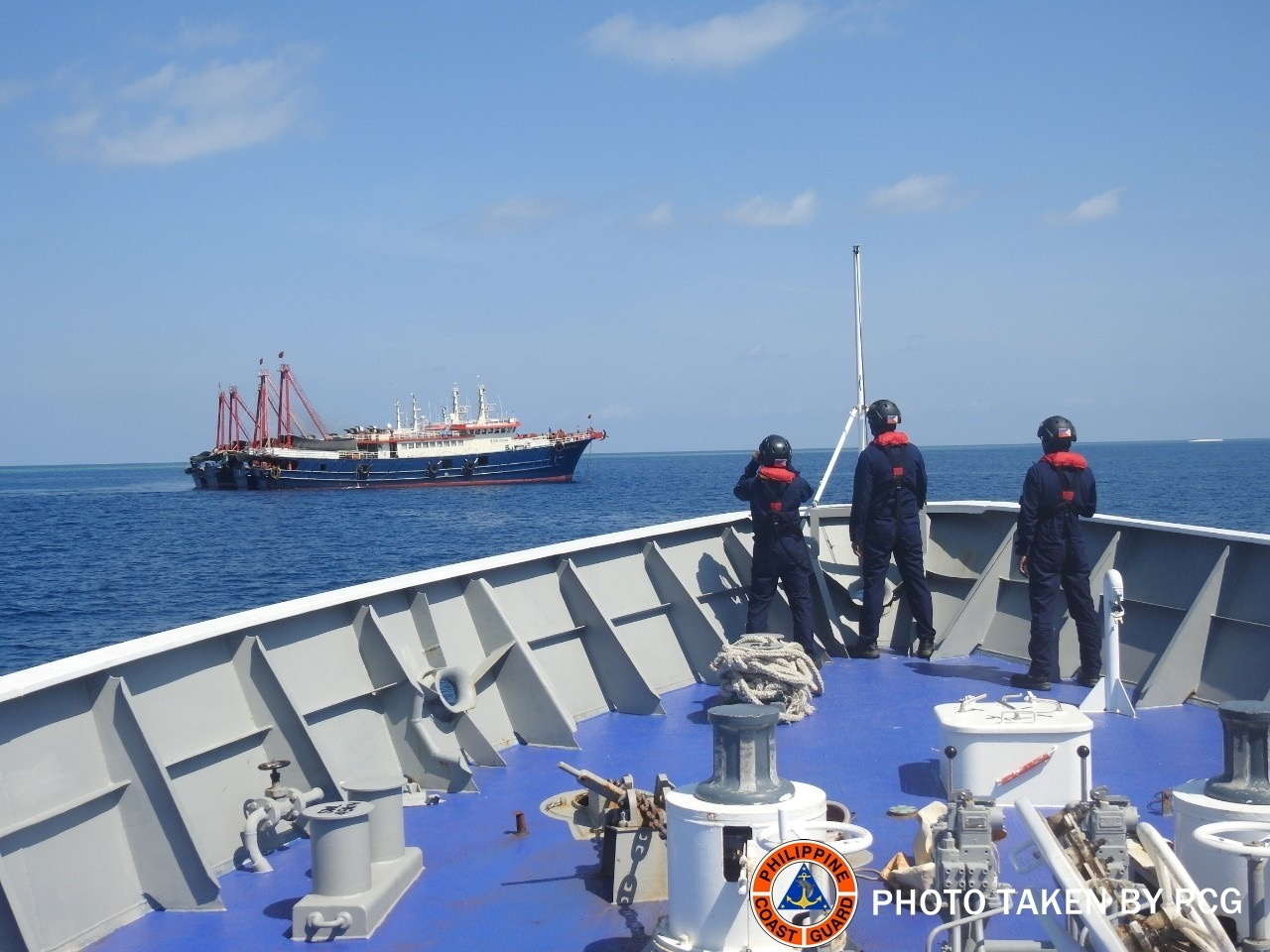 菲律宾指控中国在仙宾礁建造「人工岛」。图为菲律宾海岸警卫队人员2021年4 月在南海仙宾礁调查几艘据信是中国民兵的船只。(路透资料照片)