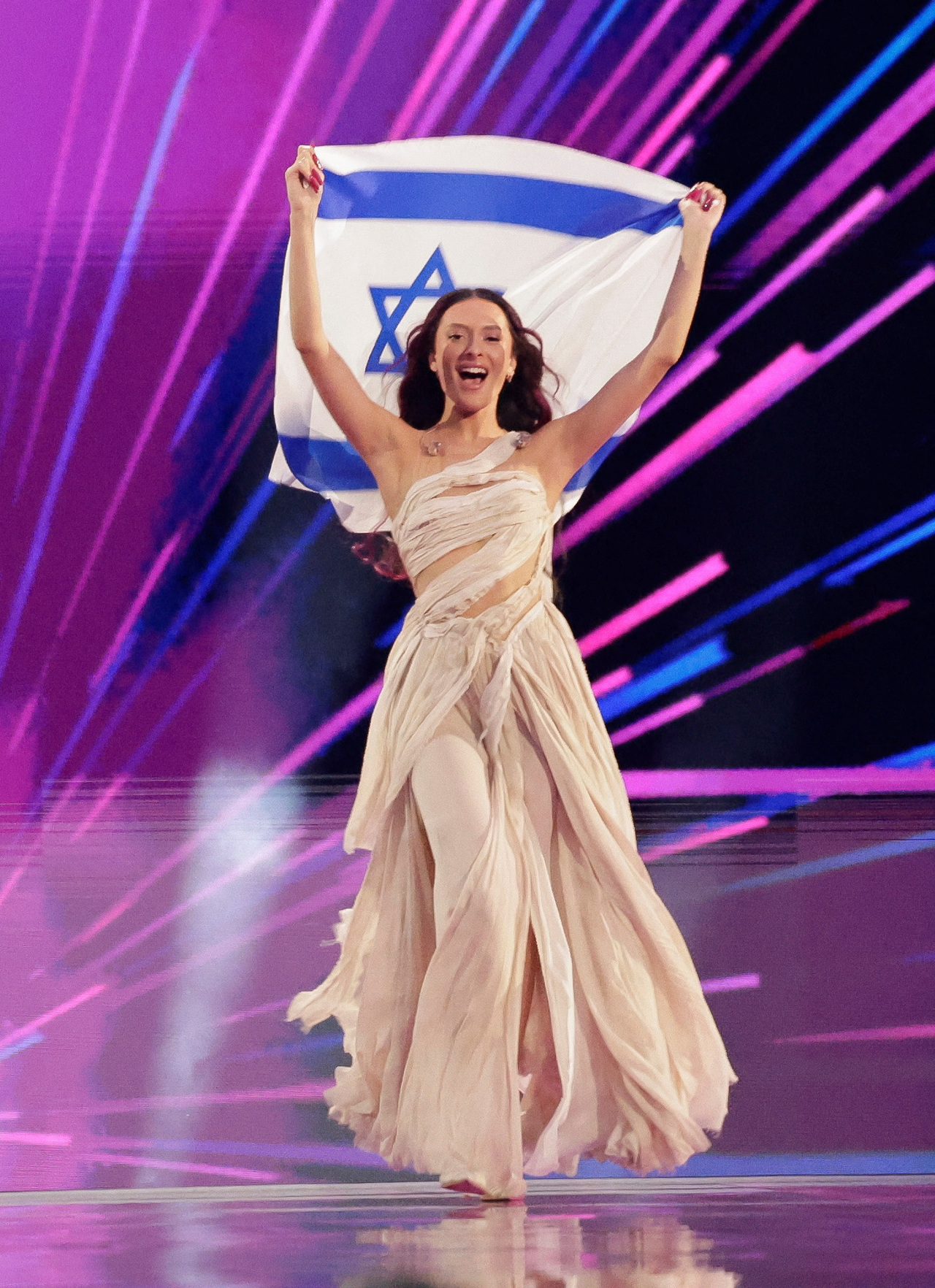 受到全球反以声浪影响，20岁的以色列选手戈兰（Eden Golan）也卷入政治争议，在杯葛氛围下，她最后靠著观众的投票逆转，在比赛中夺得第5名。（路透）