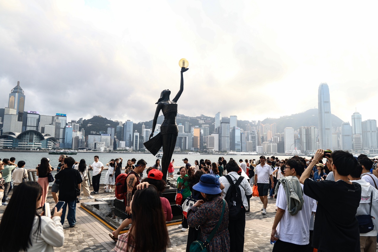 香港特首李家超再感谢中央扩大赴港「自由行」，旅发局将向该8个城市的「个人游」旅客派发200港元优惠券；图为尖沙咀海滨。（中通社）
