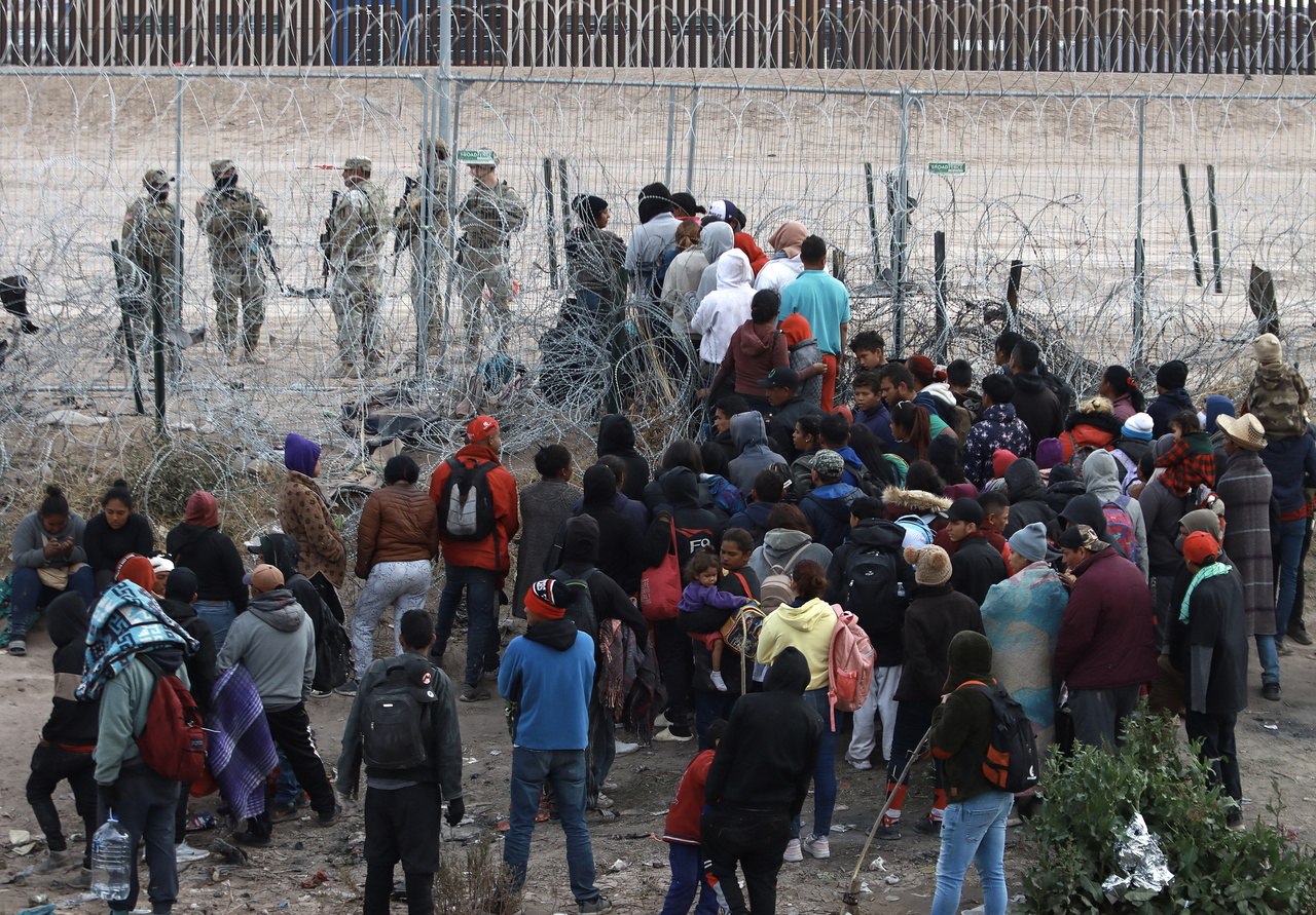 拜登总统打算推出限制越境人数的行政命令，在无证移民越境人数达到每天4000人次时，关闭美墨边境。图为美墨边境的无证客试图穿过栅栏进入美国。(欧新社)