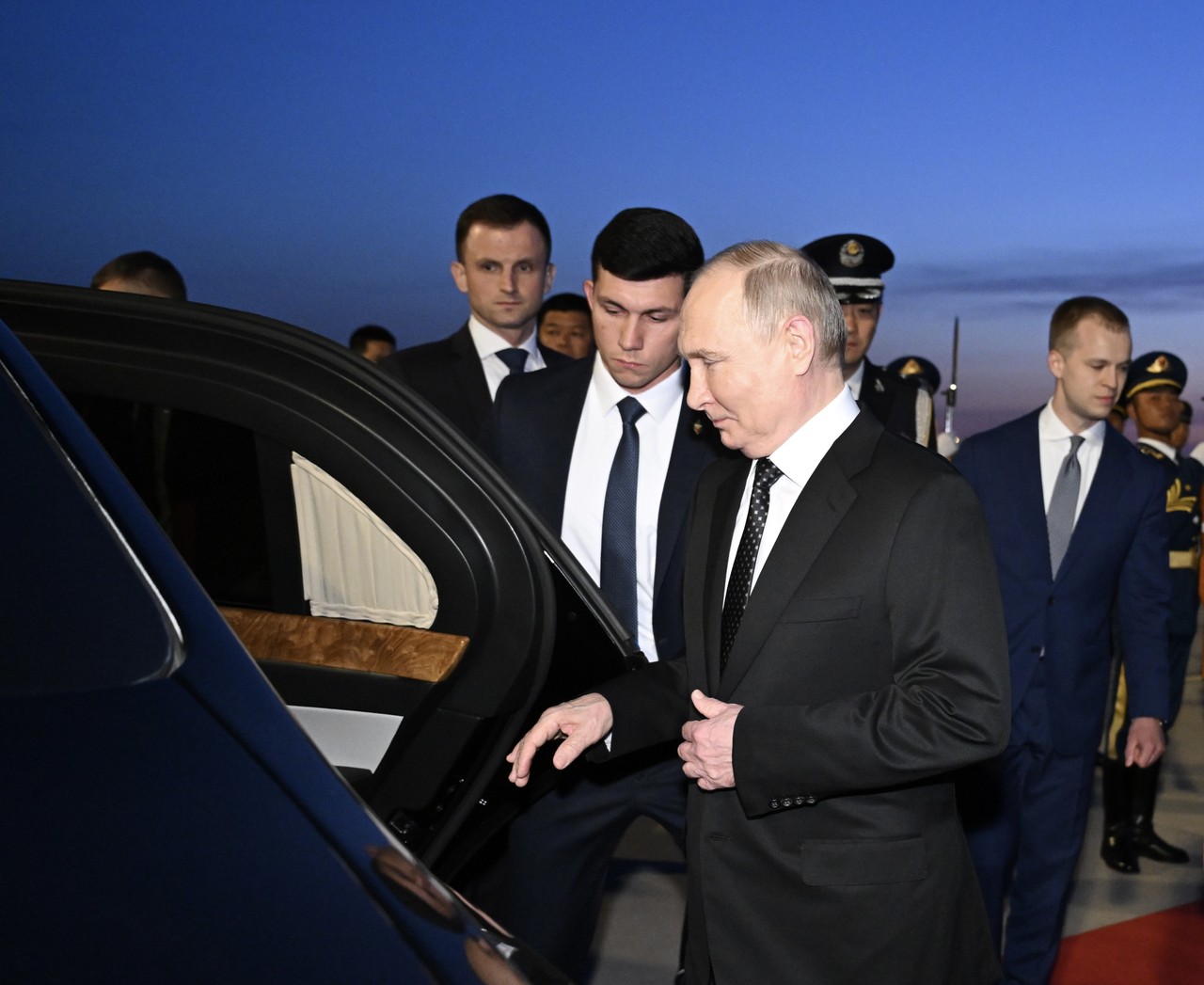 俄罗斯总统普亭16日至17日对中国进行访问。16日凌晨，普京乘专机抵达北京。(新华社)
