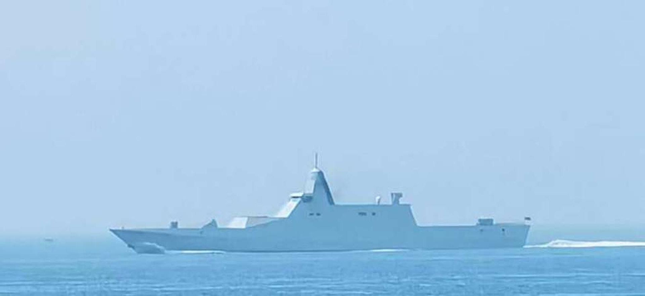 中国不明型号的匿踪护卫舰，有著相当洗练的造型。（取材自X平台）
