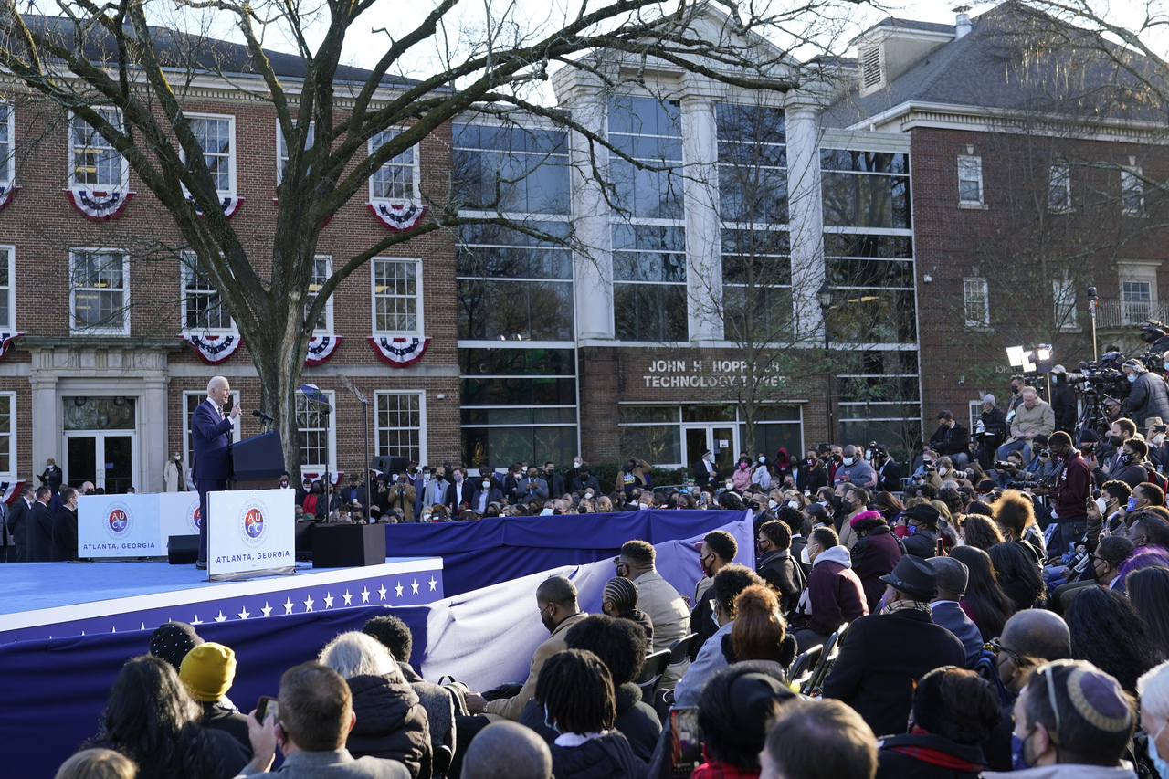亚特兰大私立「莫尔豪斯学院」仍坚持邀请拜登总统19日担任毕业典礼致词嘉宾。图为拜登2022年在该校校园演讲。(美联社)