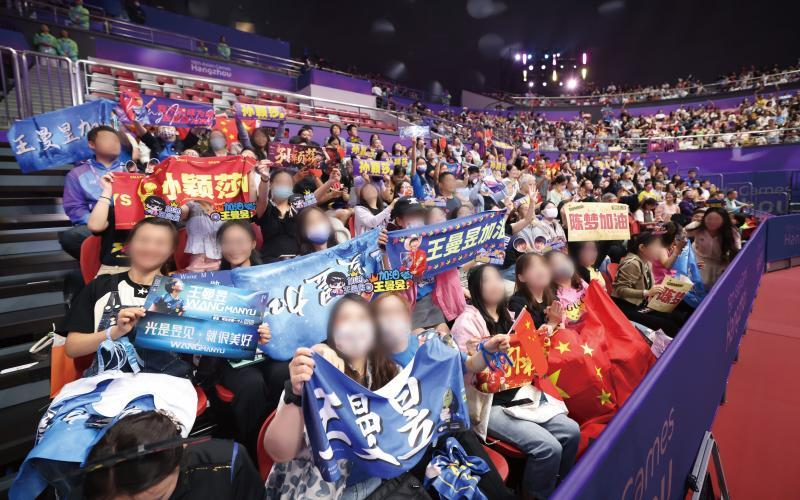 2023年9月25日杭州亚运会乒乓球女团半决赛，现场观众为王曼昱、孙颖莎、陈梦等主力队员加油。 （取材自新京报）