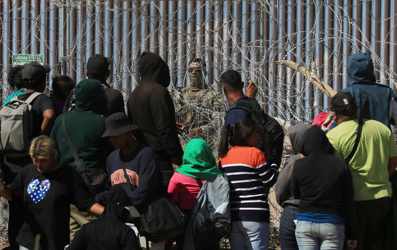 在美墨边界寻求庇护的无证移民。(欧新社)