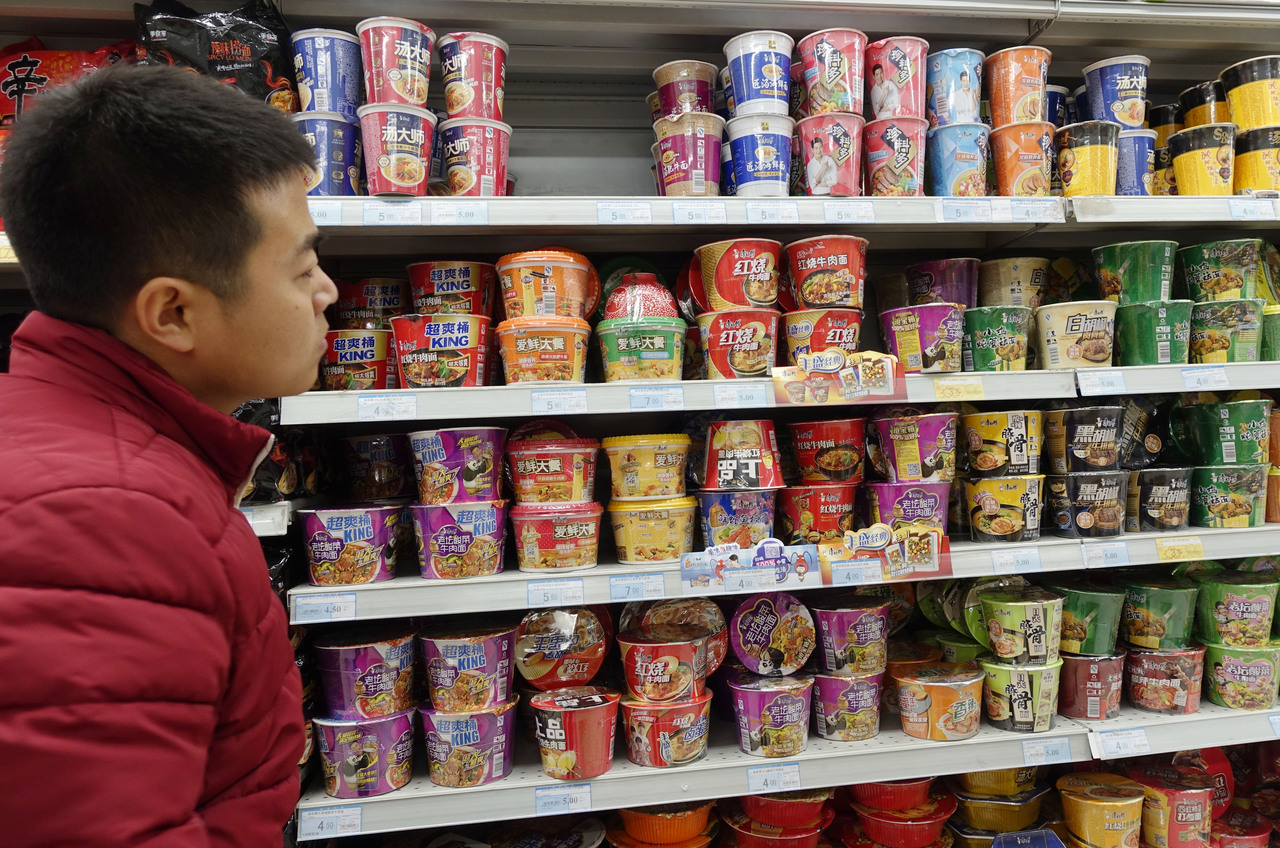 北京市民在超市选购泡面。(中新社)