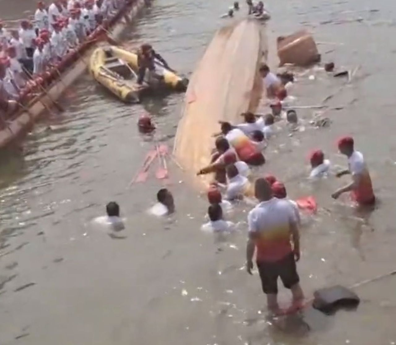 湖北一艘龙舟8日竞赛时不慎翻覆，一名桨手不幸溺毙。(取材自微博)