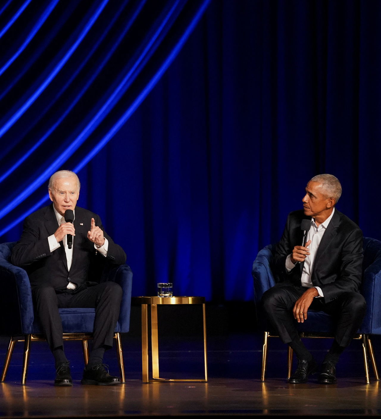 拜登(左)和前总统欧巴马在好莱坞举行的筹款会上警告，川普若当选，会使美国社会更加失常。(路透)