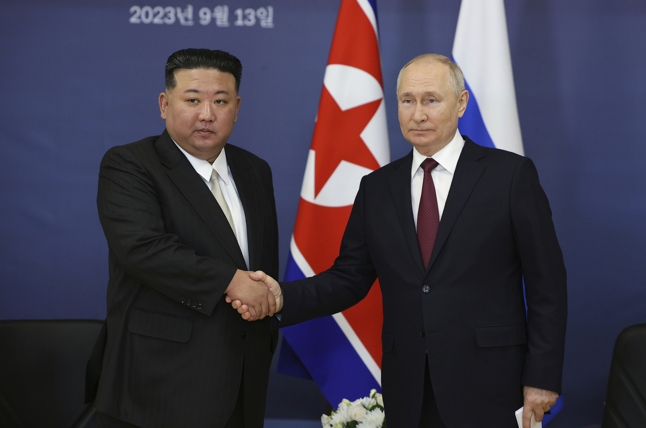 俄罗斯总统普亭（右）、北韩领导人金正恩（左）去年9月在俄国远东地区会晤。（美联社）