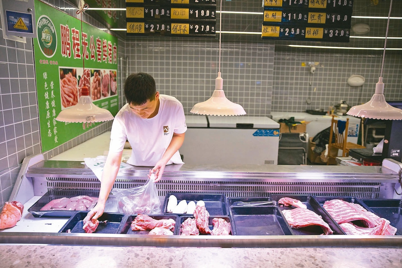 中国商务部公告对欧盟进口猪肉产品进行反倾销立案调查。图为北京市场的猪肉摊。（欧新社）
