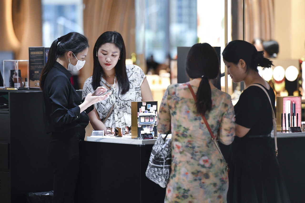 今年以来，海南多家免税店推出促销优惠活动，图为消费者在海口国际免税城选购化妆品。（中新社）