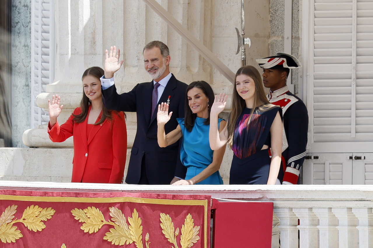 西班牙国王菲利佩六世（左2）登基10周年，家人一同出席庆祝活动。（欧新社）
