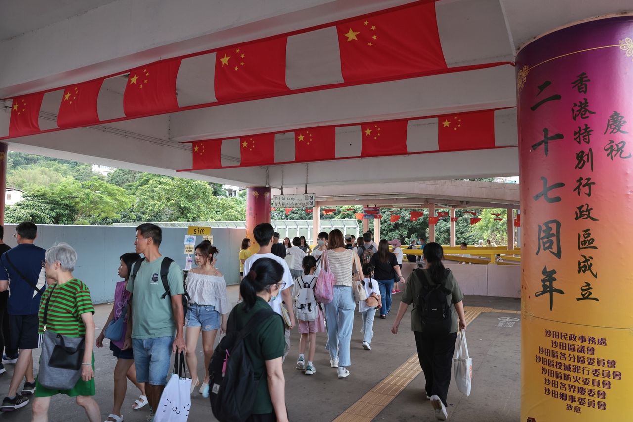 港府表示，人才计划自2022年底至今年5月，合计已有18万人赴港，当中四分之一持外国护照；图为香港全城装饰街景，庆祝回归27周年。（中通社）