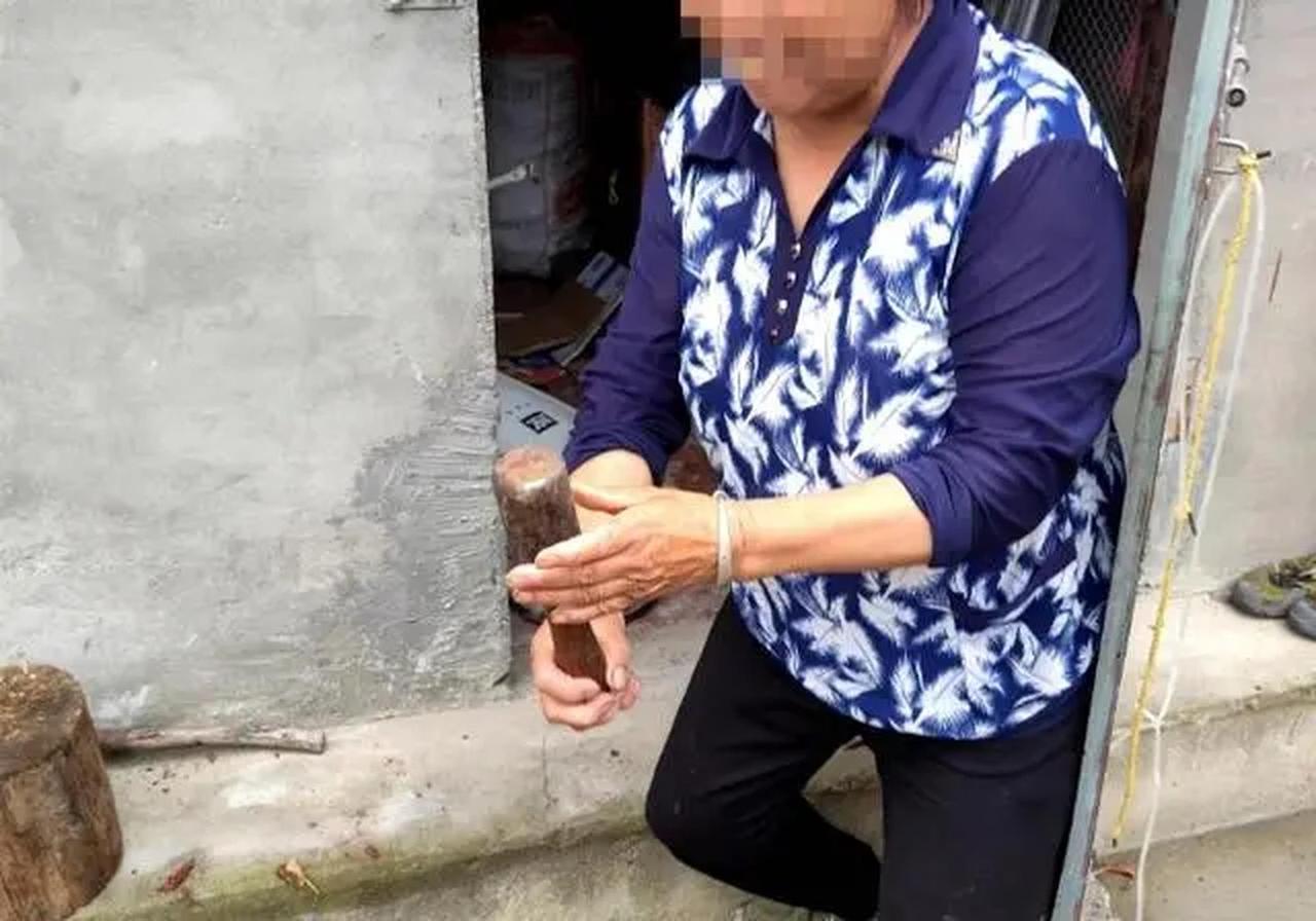 湖北90多岁奶奶平日用来砸核桃的「铁疙瘩」，竟是一枚手榴弹。(取材自北京青年报)