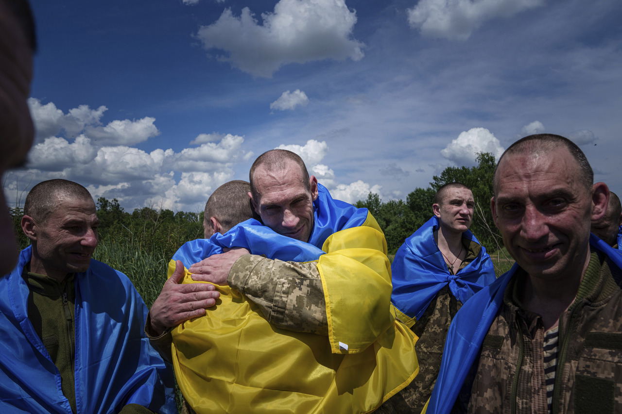 俄乌换俘各90人，这是两国近5个月来规模最大的换俘行动；图为5月31日在乌克兰苏米州（Sumy），一名乌军俘虏归来与他的战友拥抱。（美联社）