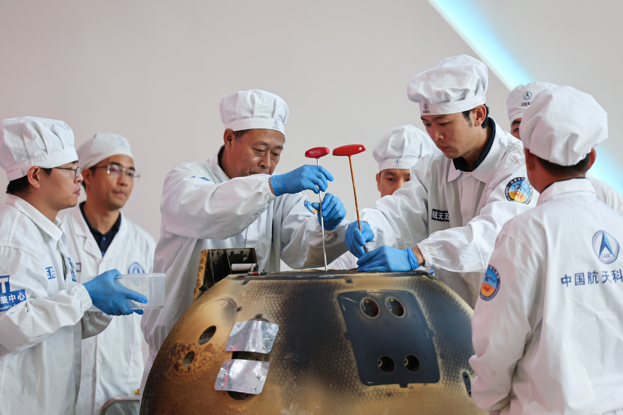中国国家航天局称欢迎世界各地科学家申请研究「嫦娥六号」探测器带回的月球岩石样本。图为6月26日下午，中国科研人员对嫦娥六号返回器开舱。（新华社）