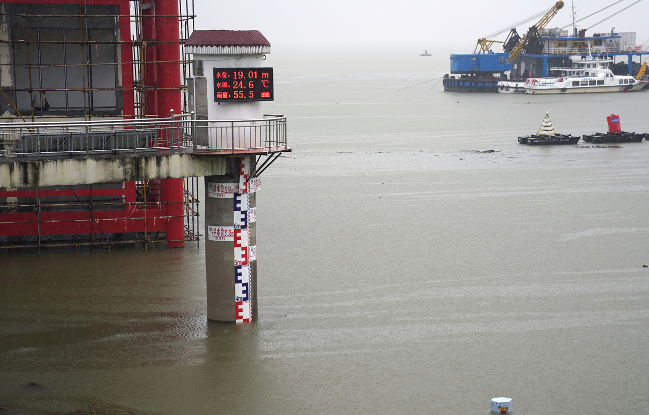 受持续强降雨及上游来水影响，6月27日7时许，鄱阳湖标志性水文站星子站水位达19.03米，超过19米警戒水位，湖区防汛压力增大。（新华社）