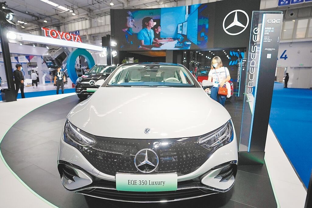 在德国官员接连访中斡旋下，传出欧盟将微调降中国电动汽车关税。图为北京车展展出的电动汽车。（新华社）