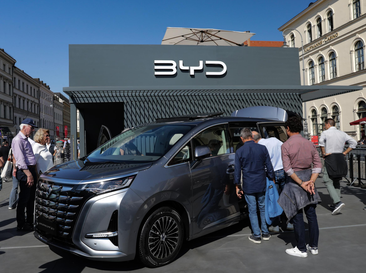中欧两国为了电动车关税争论不休，图为比亚迪在德国慕尼黑国际车展受到民众关注。（新华社）