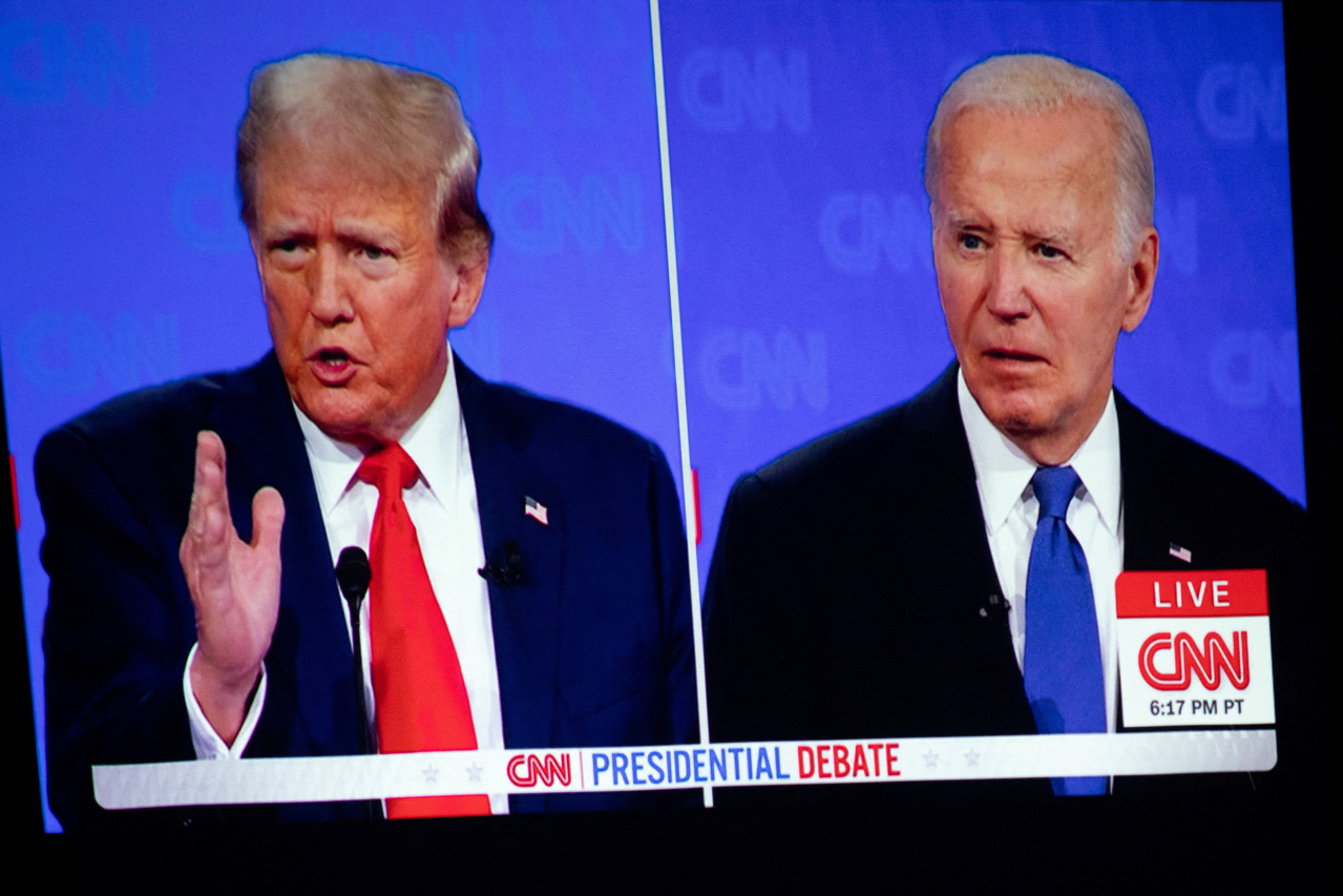 总统拜登(右)与共和党总统参选人川普(左)27日在亚特兰大进行首场大选辩论，互控对方骗子。(路透)