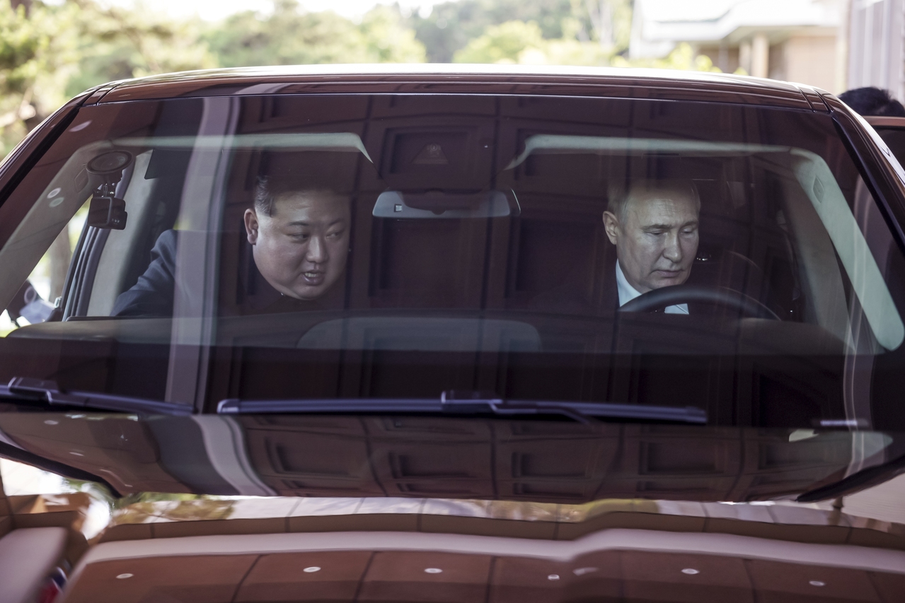 俄罗斯总统普亭（Vladimir Putin，右）上周造访平壤，并致赠北韩领导人金正恩（左）一辆俄产豪华轿车Aurus。(美联社)