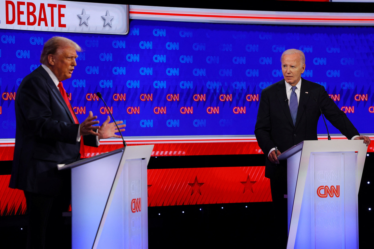 总统拜登(右)与共和党总统参选人川普(左)27日在亚特兰大进行首场大选辩论，互控对方骗子。(路透)
