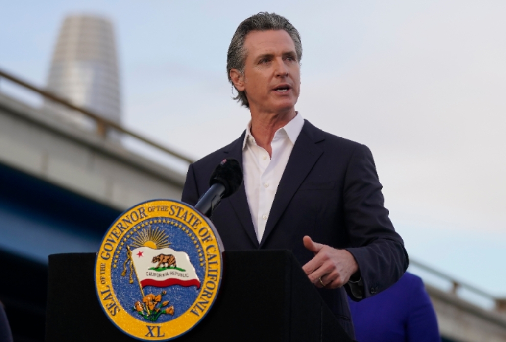 加州州长纽森表示，他期待11月将票投给拜登，显示无意替代参选。(美联社)