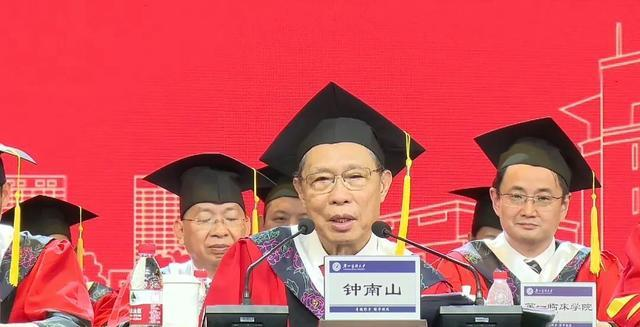 广州医科大学举行2024年毕业典礼暨学位授予仪式，中国工程院院士钟南山出席仪式。(视频截图)