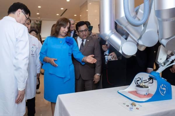 秘鲁总统博鲁阿尔特27日在瑞金医院参观手术机器人等最新医疗成果。(新华社)