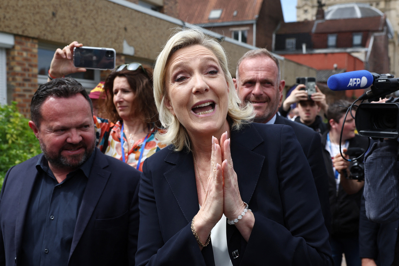法国大选第一轮投票的出口民调显示，极右派获胜。图为极右派政党领袖雷朋(中)投票。(路透)
