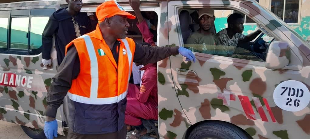 奈及利亚博尔诺州29日发生连环爆炸，奈国紧急管理局局长萨伊杜（左）前往爆炸地点指挥。（取材自Borno State Emergency Management Agency脸书）