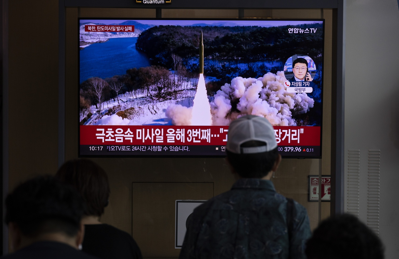 北韩当地时间7月1日上午发射了一枚型号不明的弹道飞弹，这是过去一周以来北韩第2次射弹。图为南韩人6月26日在首尔车站观看北韩当天射弹新闻。 （ 欧新社）