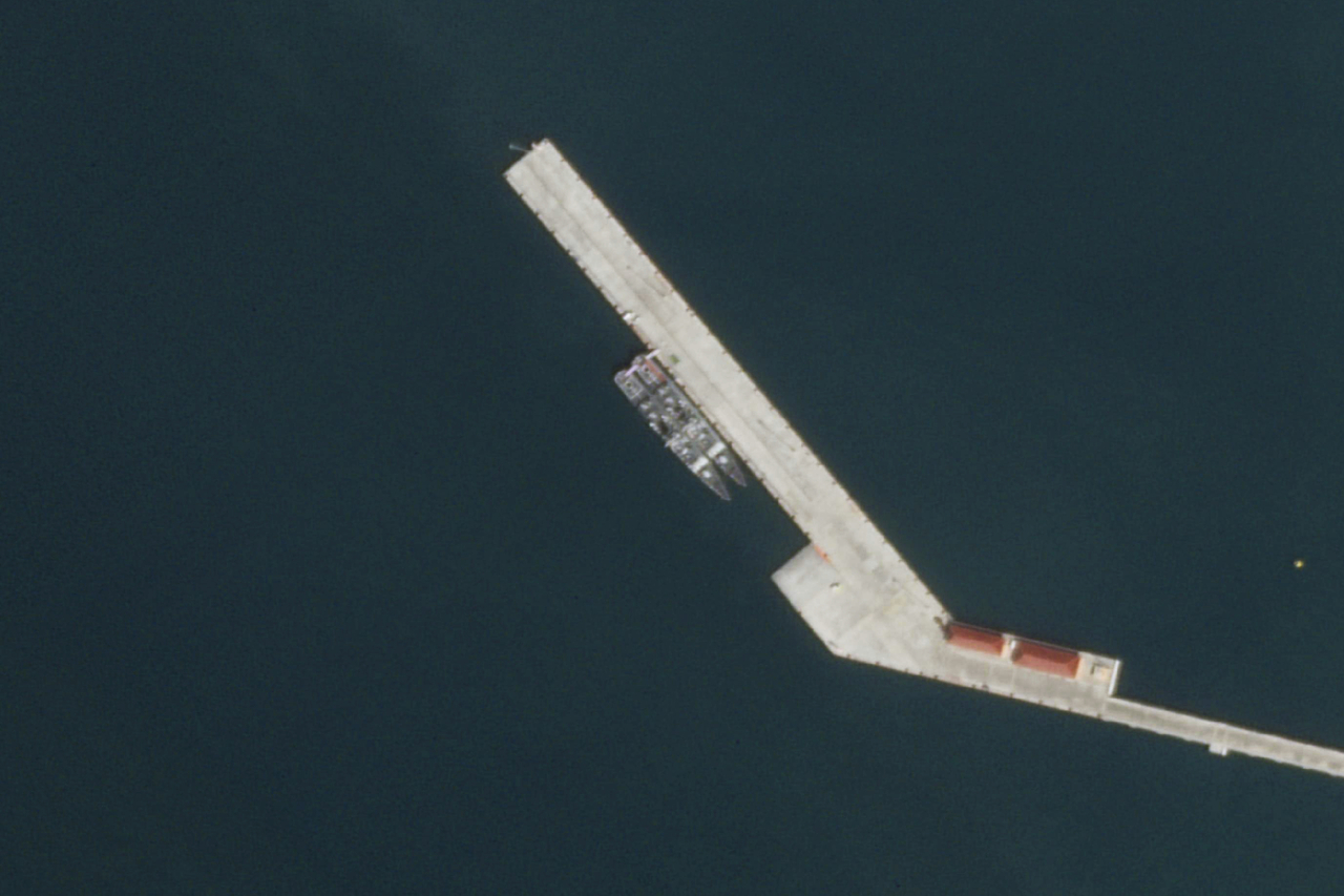 卫星影像显示，柬埔寨云壤海军基地旁停靠著两艘056型中国巡防舰。 (美联社)