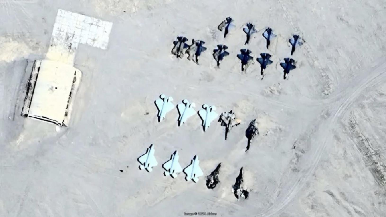 解放军在新疆塔克拉玛干沙漠修建模拟日本本土的基地，靶场上停放有多架美军最先进的F-22与F-35隐形战机。（取材自Bulgarian Military军事网）