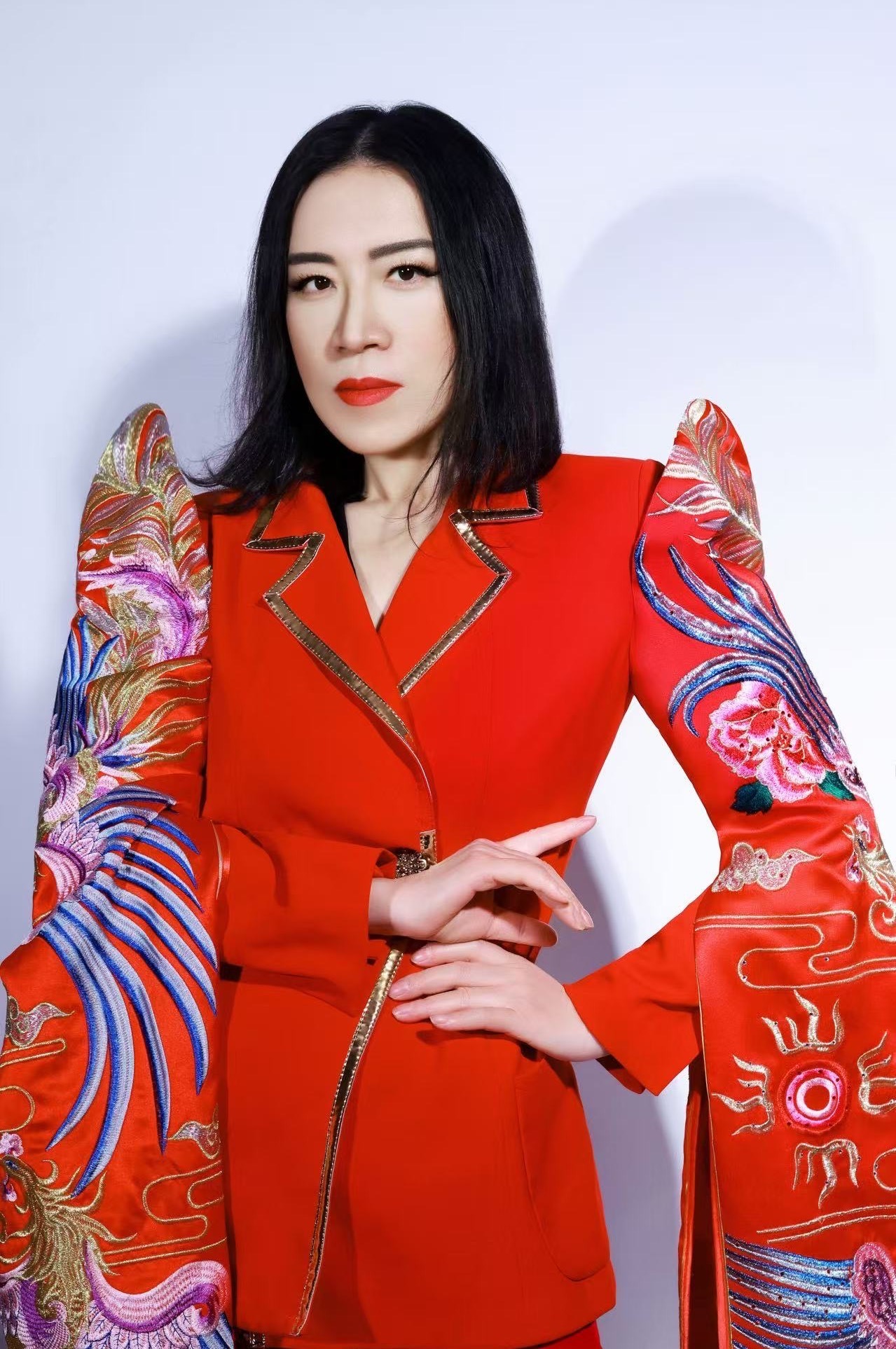 從主婦到名設,王奇琦成紅色時尚女王 | 八闋