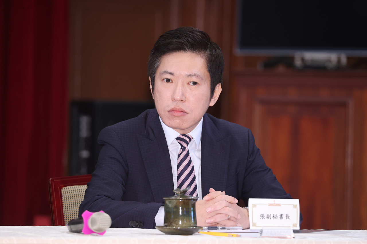 赴美談判旅費被刪？藍批府副秘書長張惇涵裝瘋賣傻| 政壇風雲錄| 台灣| 世界新聞網