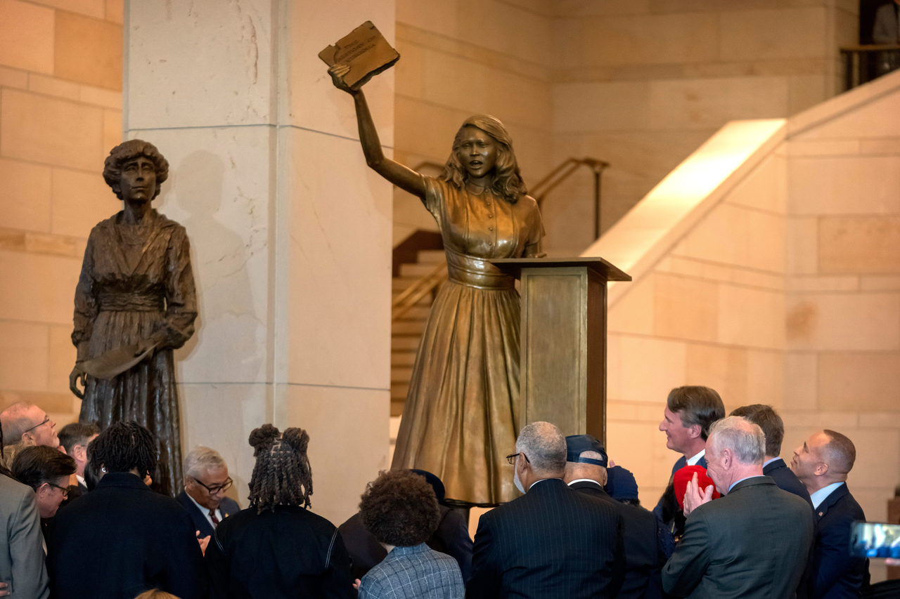 美国会新雕像揭幕纪念民权少女对抗种族隔离就学| 美国综合| 美国| 世界新闻网, image size:1280x853