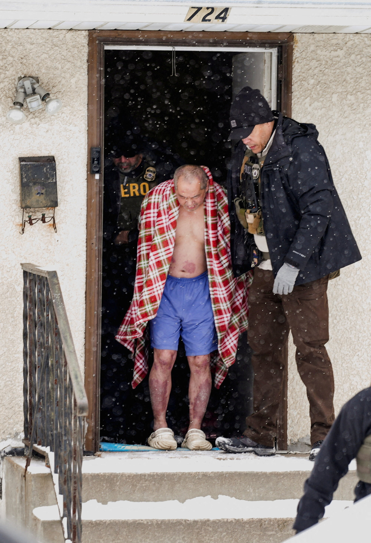 明州苗族美國公民華氏14度僅穿短褲和布希鞋、披毯子被ICE押走| 美國綜合| 美國| 世界新聞網