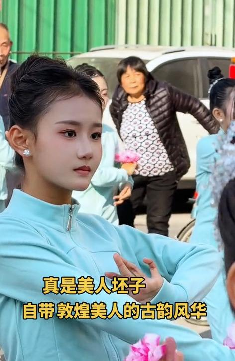 似敦煌壁画美人 13岁女孩火了 网上评论不敢看
